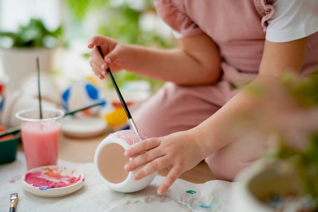 malowanie ceramiki kubka przez dziecko prezenty robione przez dzieci